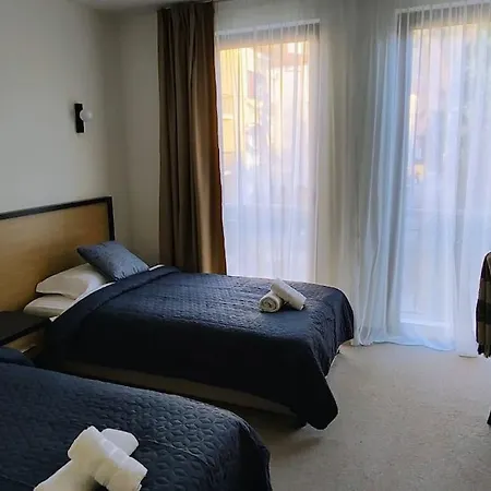 Modern 2bdrm In 5* & Pool סנדנסקי