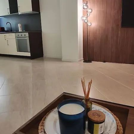 Modern 2bdrm In 5* & Pool סנדנסקי